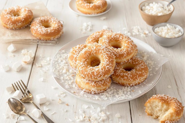Sans œufs, sans beurre, sans lait : préparez des beignets à la noix de coco en seulement 3 ingrédients